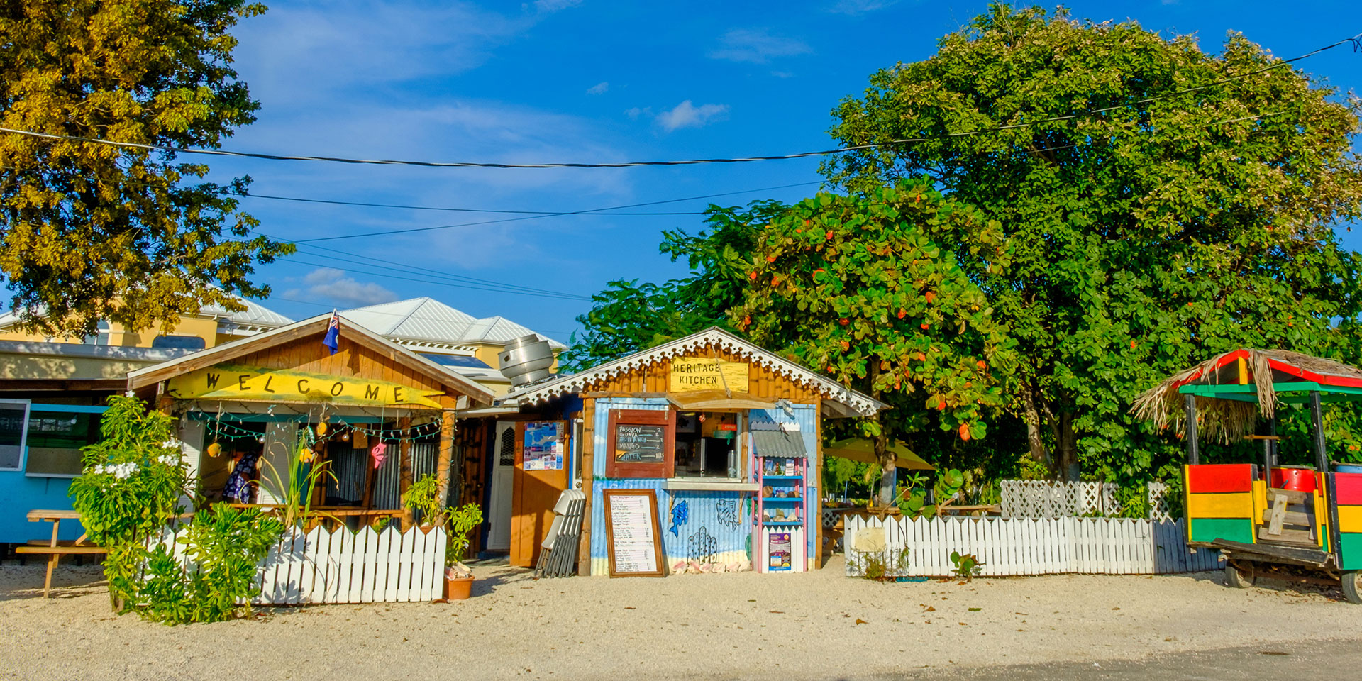 Coloridos puestos donde podras comprar comida en las Islas Caimán