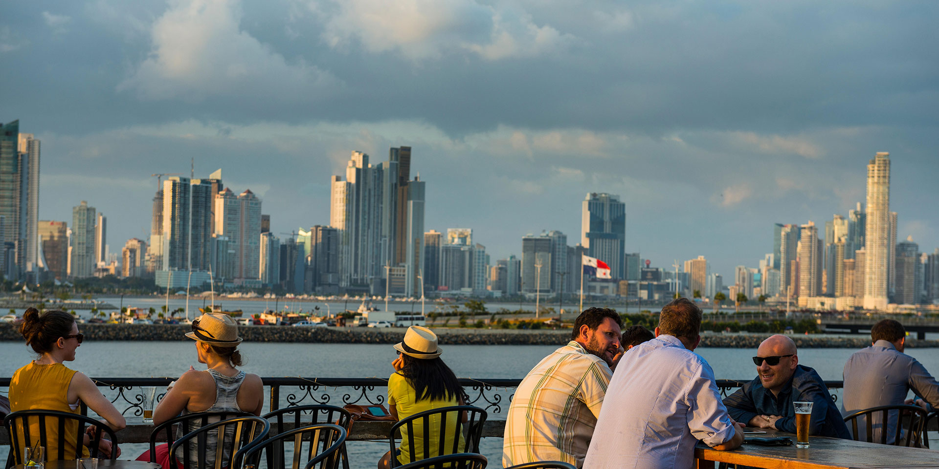 Turistas disfrutando de una bebida al aire libre en un restaurante de Panamá