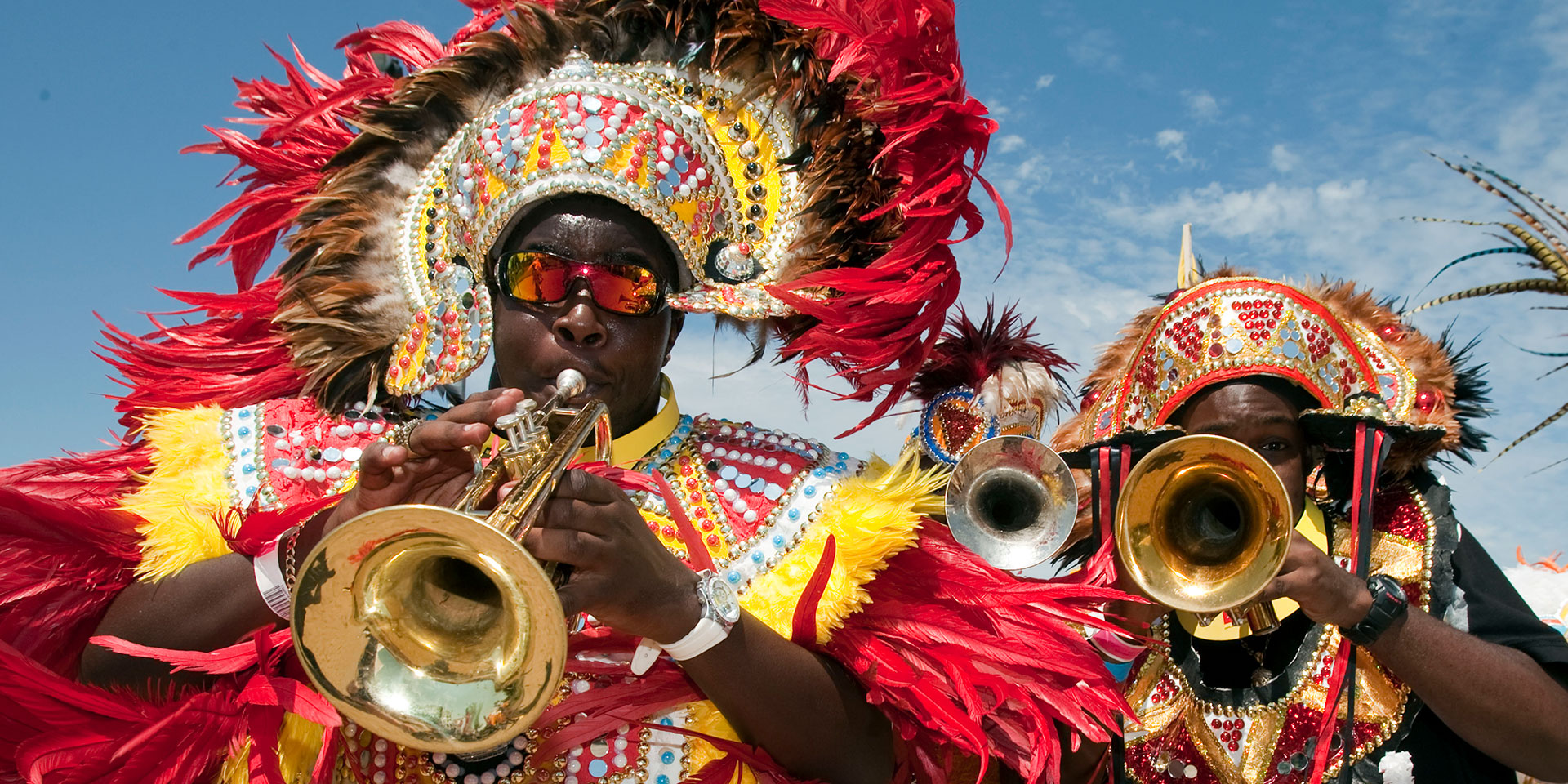 Desfile en las bahamas con trompetas