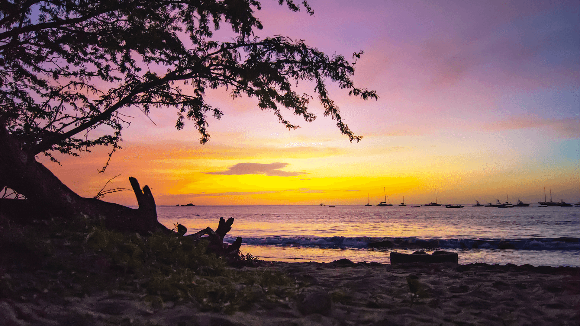 Amanecer en playa Tamarindo en la provincia de Guanacaste, Costa Rica