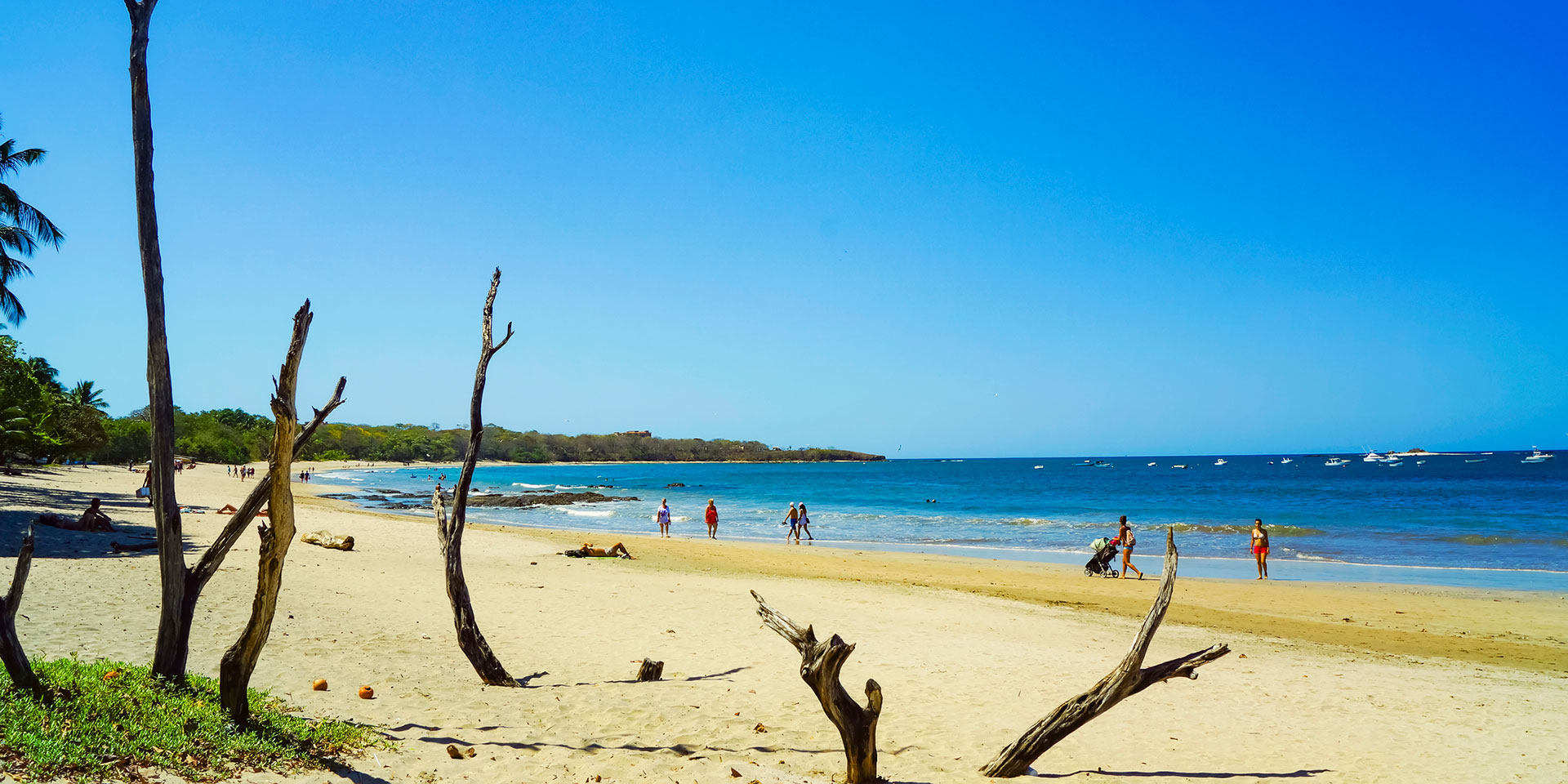 Orilla de la playa Tamarindo, perfecta para caminar con tu pareja o descansar bajo el sol