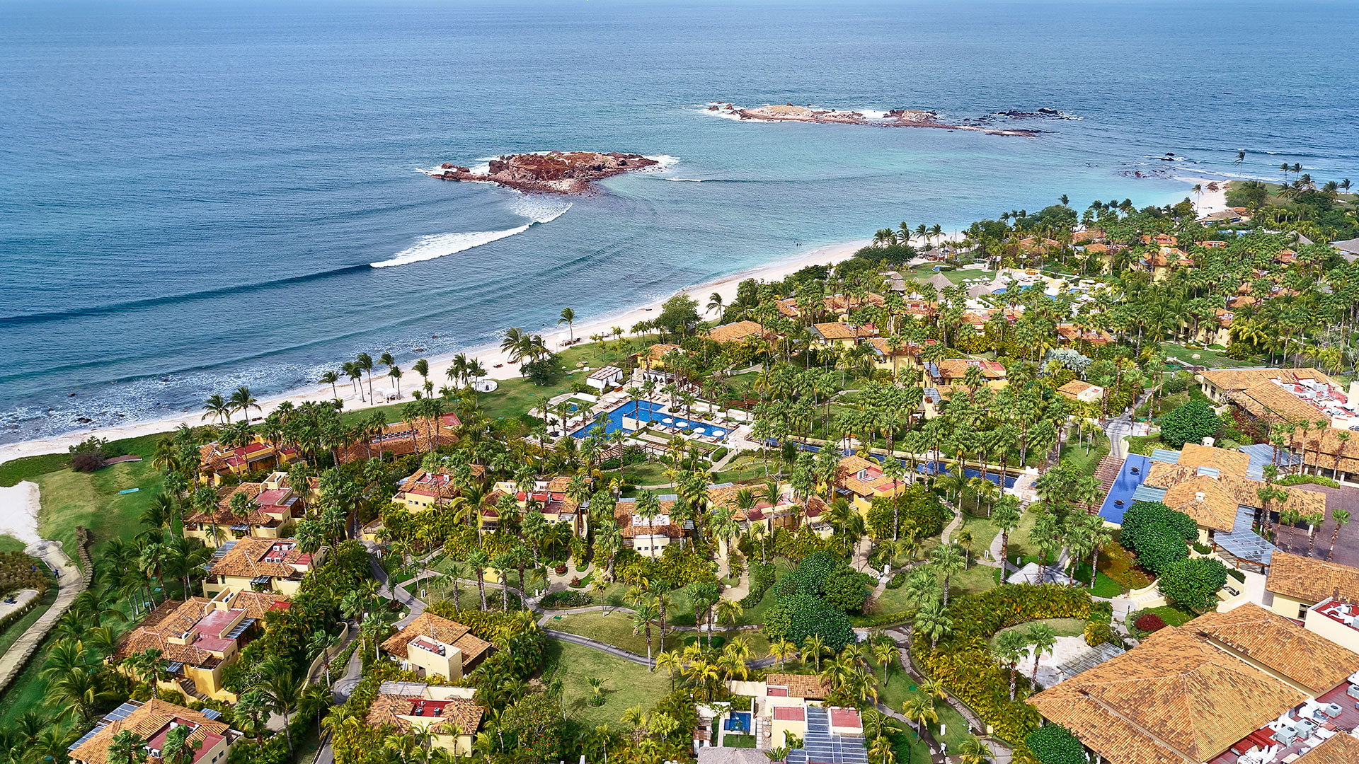 Vista aerea del hotel St. Regis Punta Mita Resort y su playa