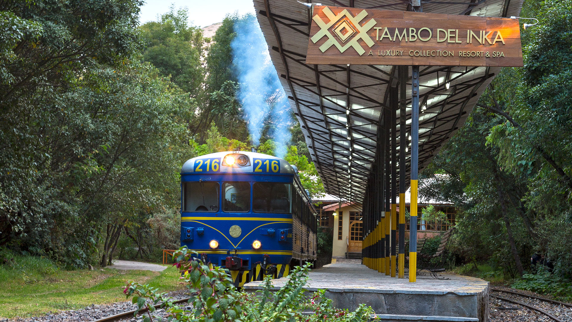 Estación del tren Tambo del Inka rodeada de árboles