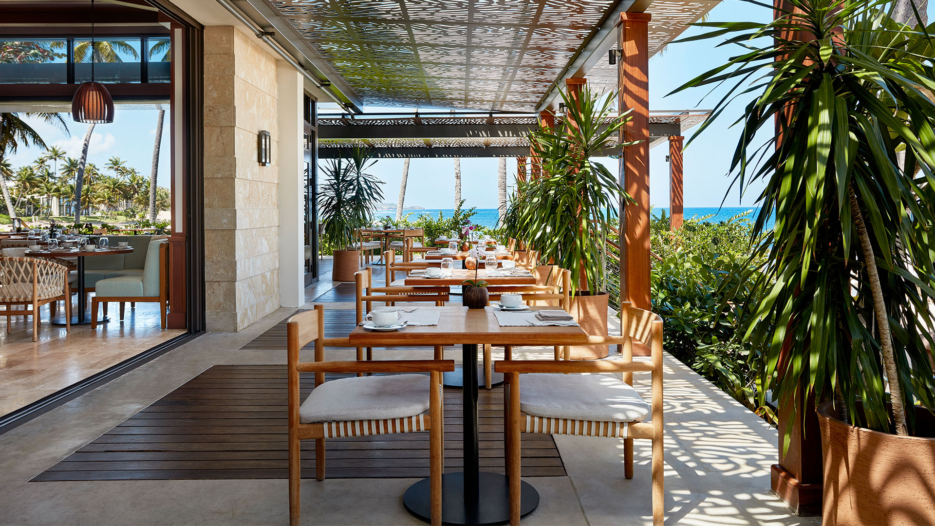 Sillas y mesas del restaurante COA en Dorado Beach