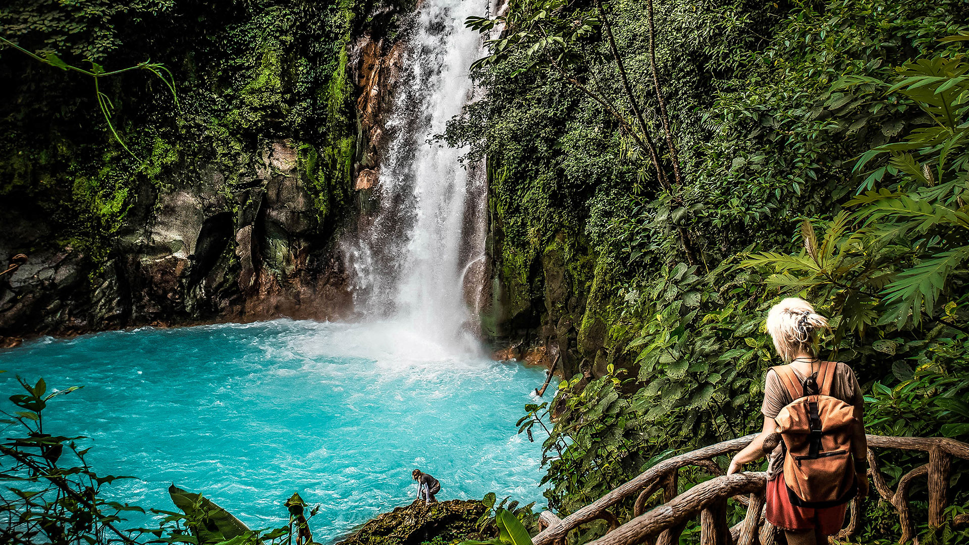 Cascada natural en los senderos de Costa Rica