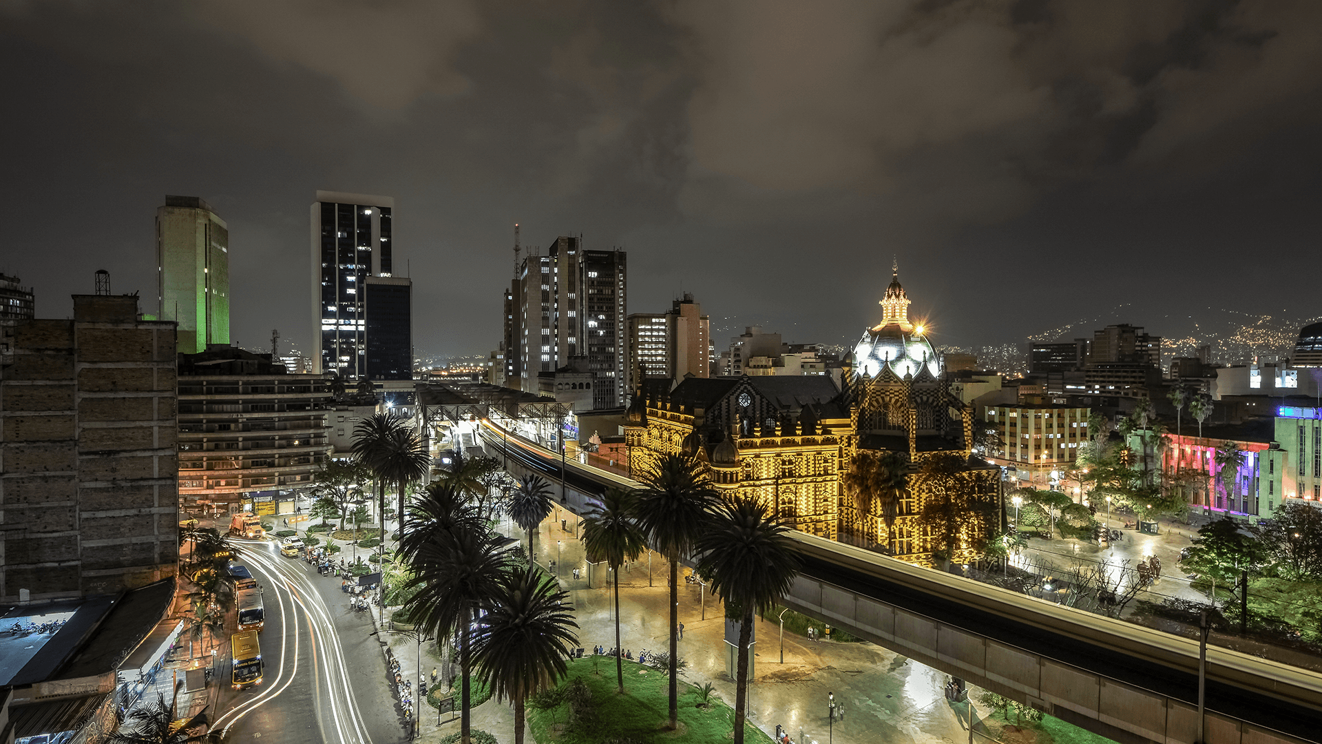 Edificios, museos e iglesias en la ciudad de Medellín