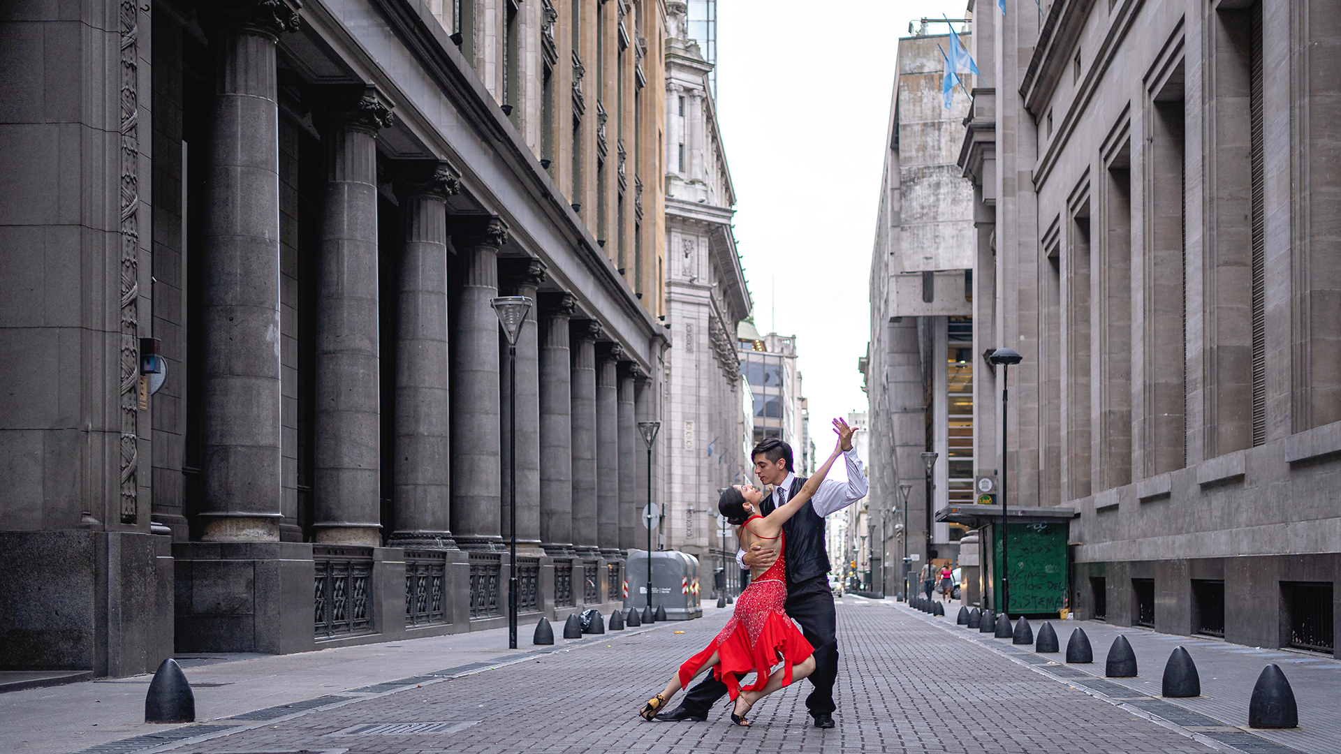 Pareja bailando tango en las calles de Buenos Aires