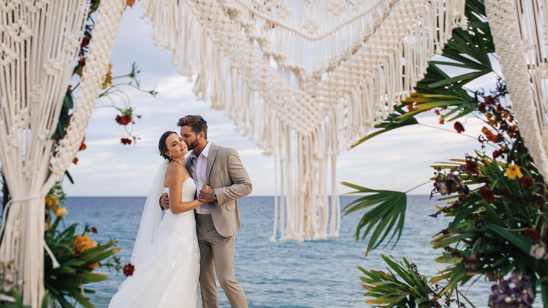 Pareja de recién casados en la playa de Los Cabos