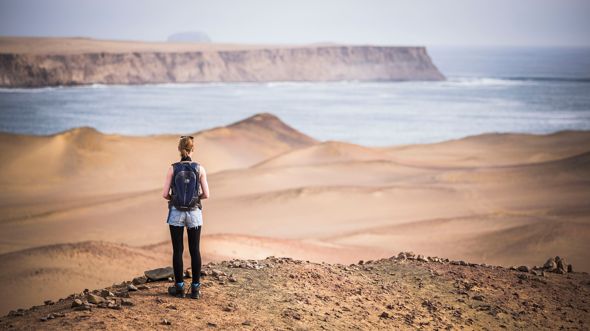 Mujer parada en las dunas del desierto de La Reserva Nacional 