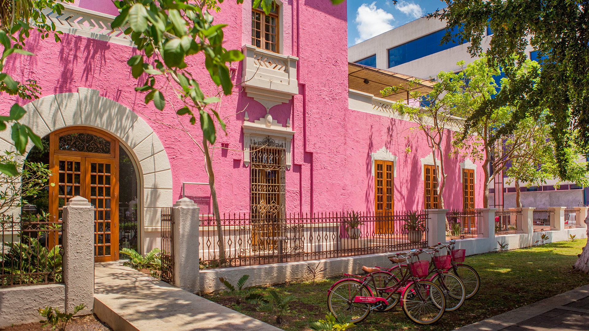 Bicicletas color rosa en la entrada del hotel Rosas & Xocolate
