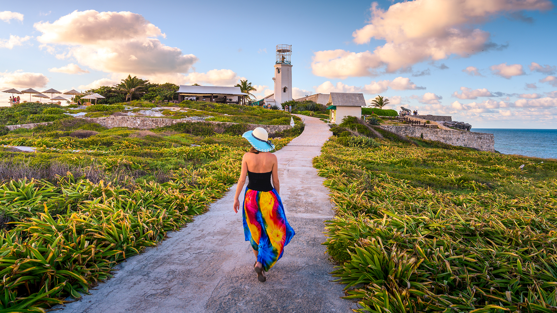 Mujer caminando en la Isla Mujeres