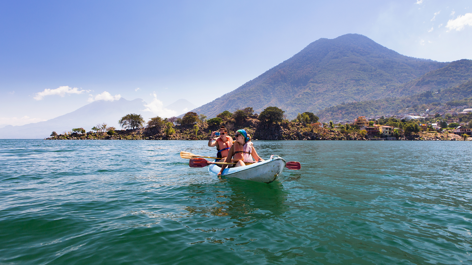 Disfruta de los volcanes mientras das un paseo por el Lago de Atitlán