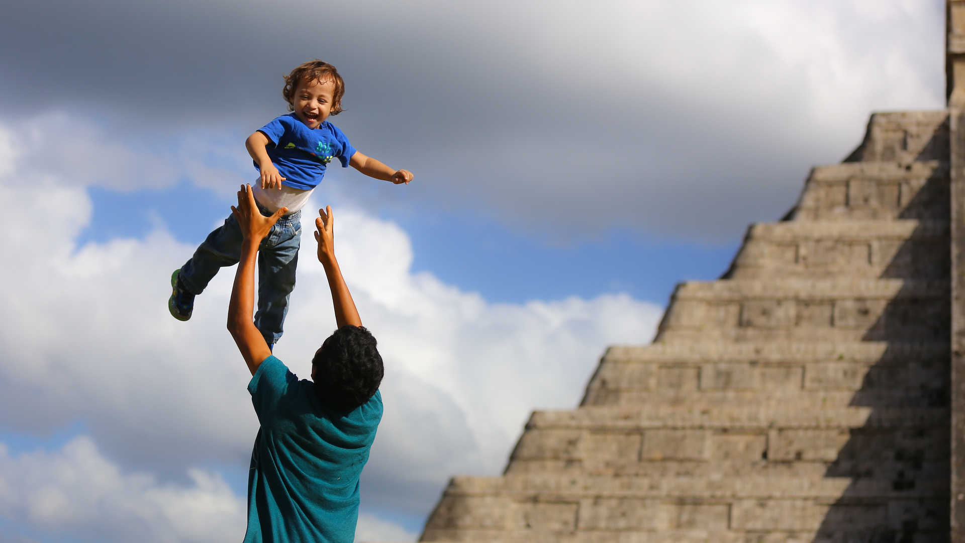 Diviertete con tu hijo enfrente de las pirámides