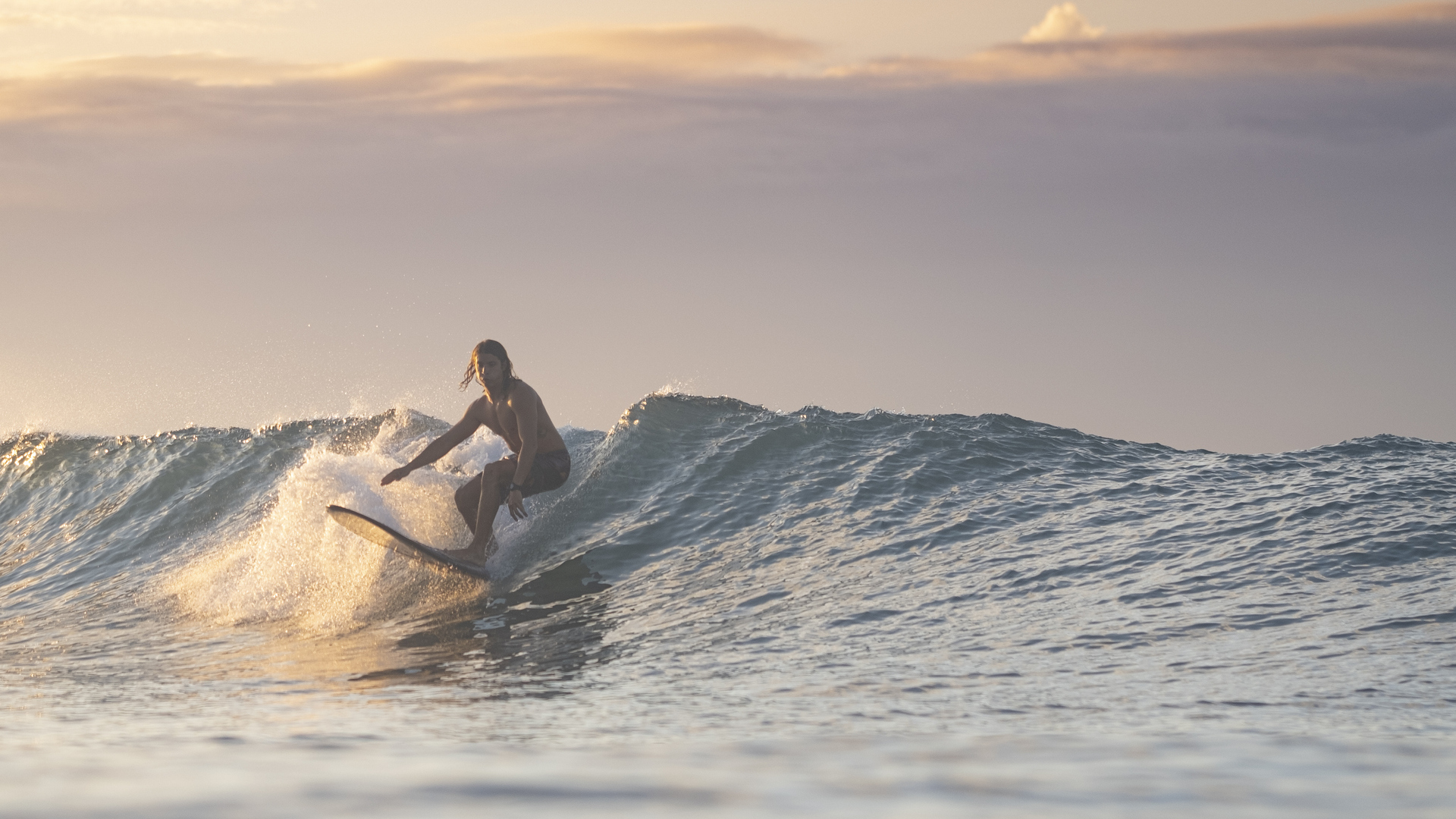 Haciendo surf como terapia en el oceano