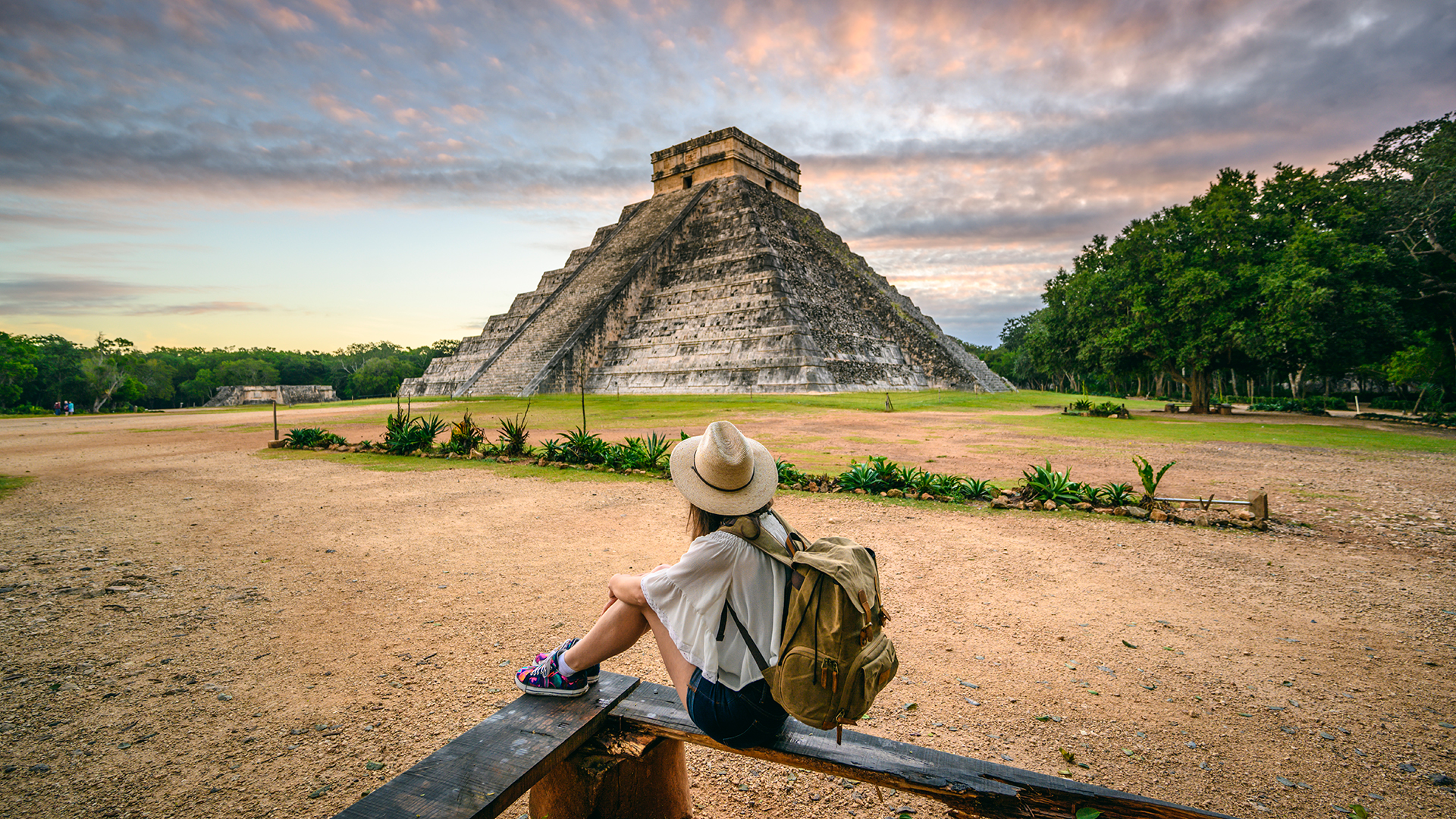 Contempla uno de los templos en Chichén Itzá