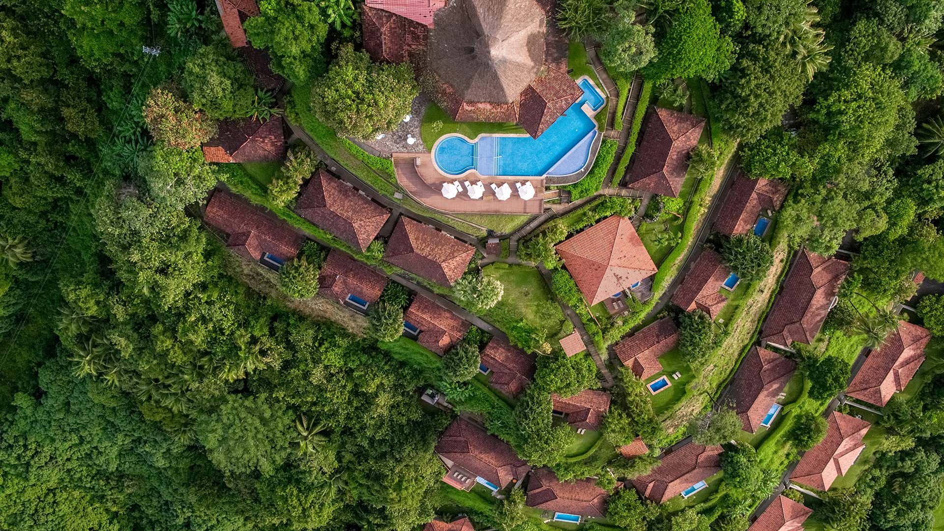 Habitaciones y piscina infinta del Hotel Punta Islita