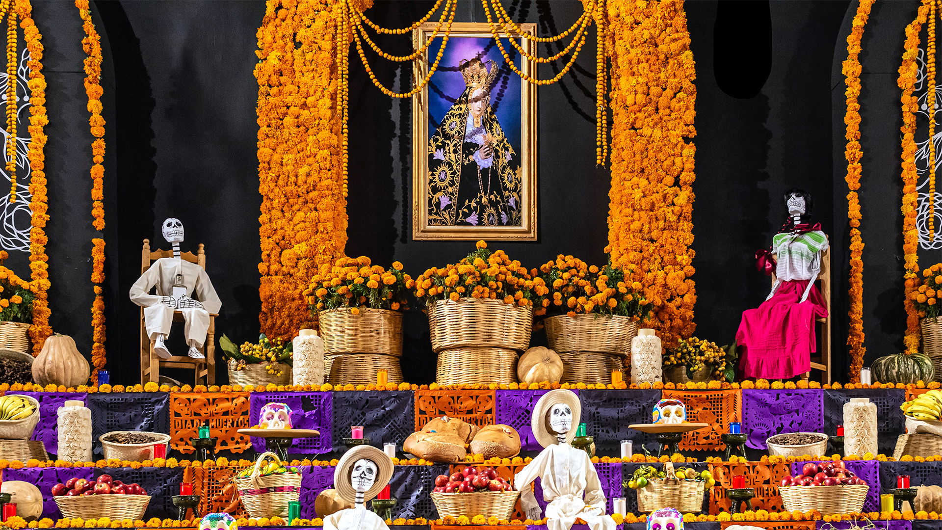 Tradicionales altares del Día de Muertos