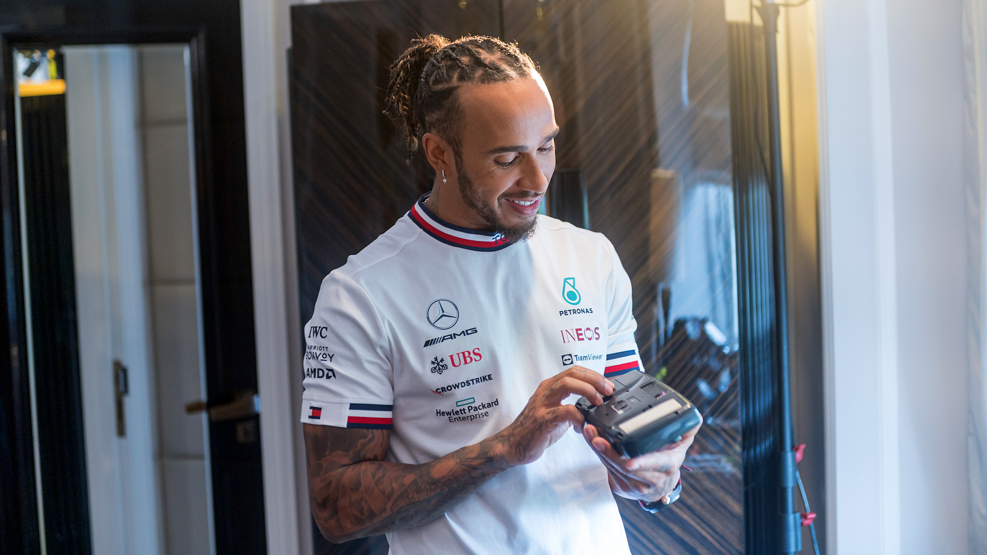 Lewis Hamilton mostrando su juego portátil
