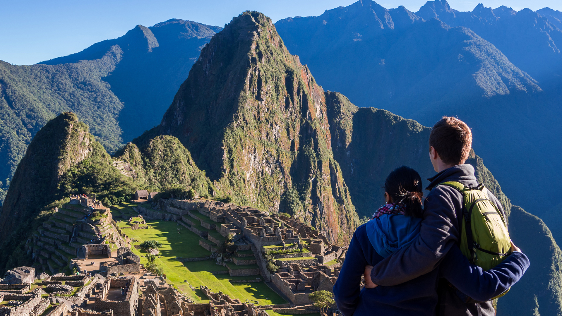 Pareja viendo la ciudad de Machu Picchu