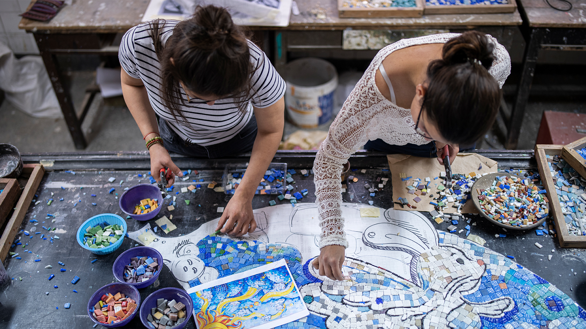 Mujeres haciendo un mosaico