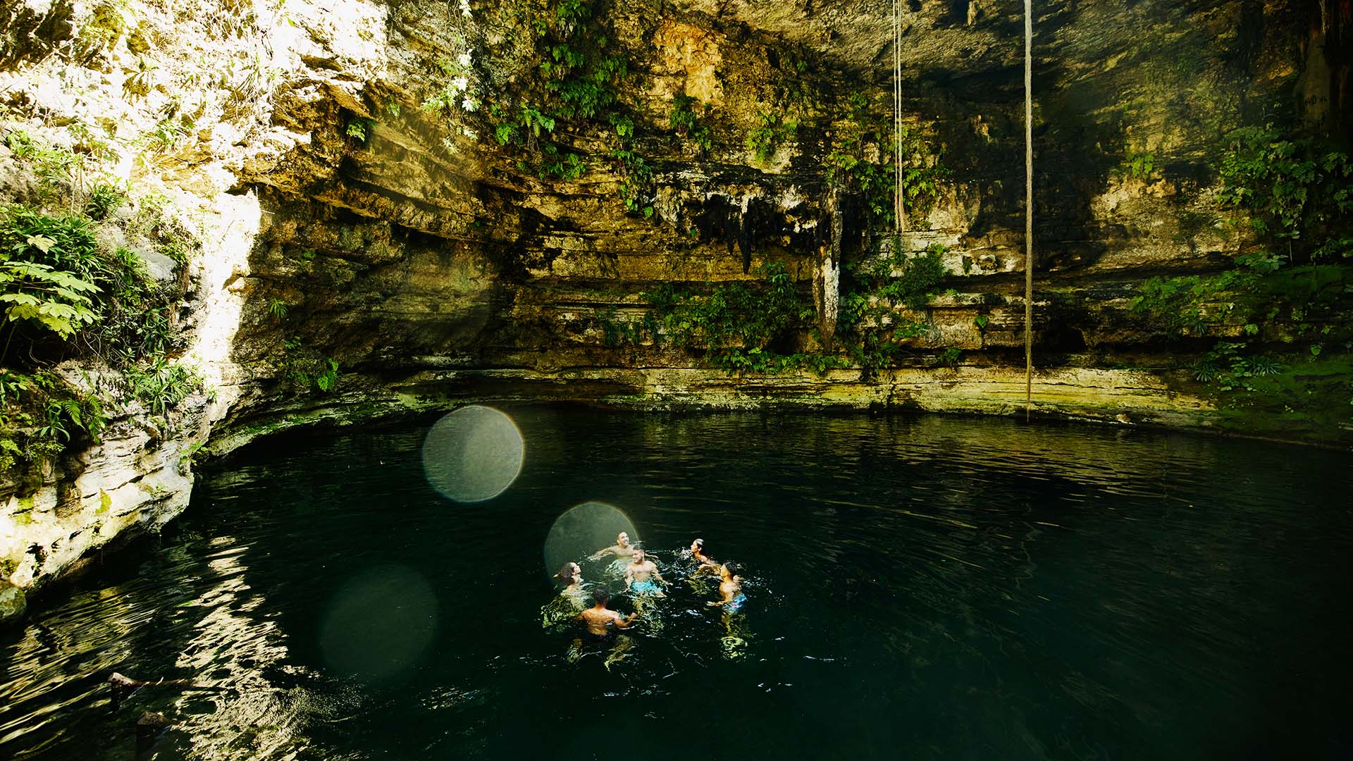Amigos nadando en el cenote de Yucatán