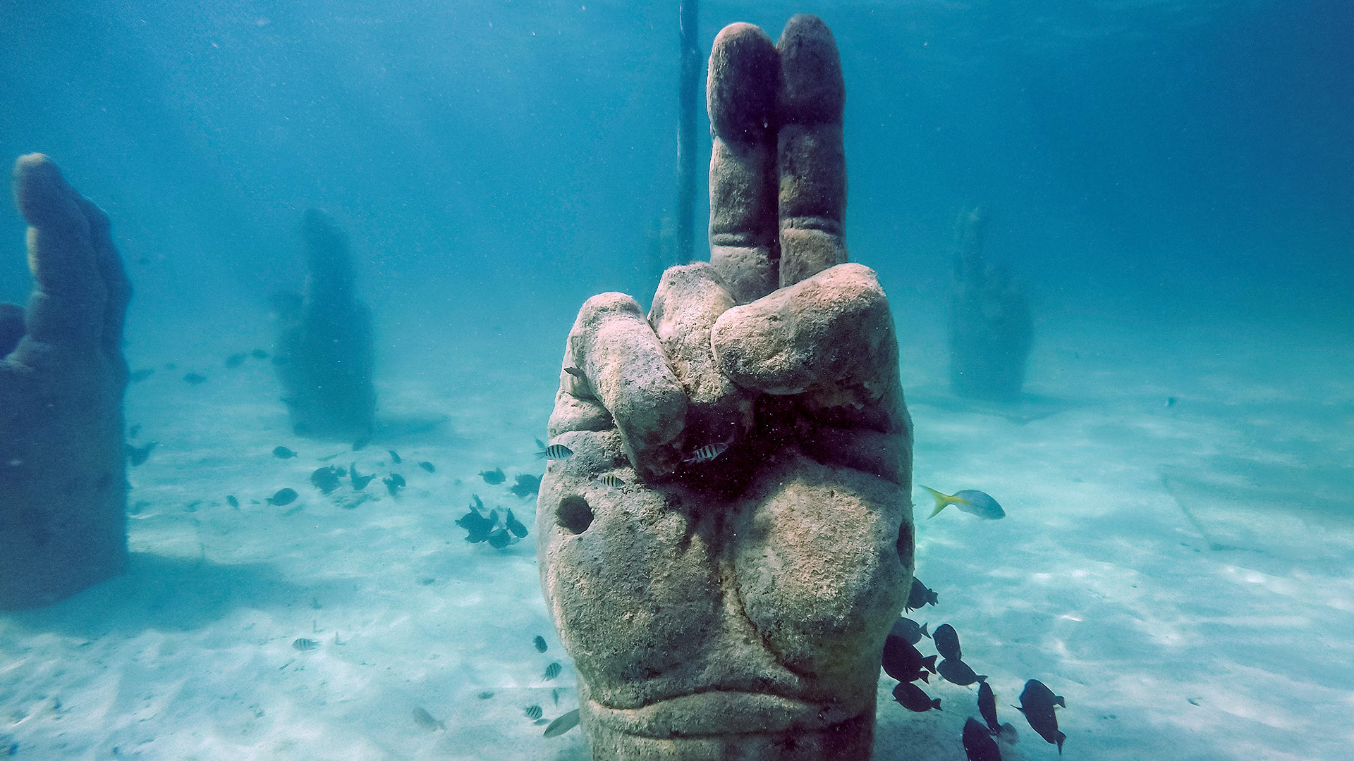 Manos de piedra bajo el agua