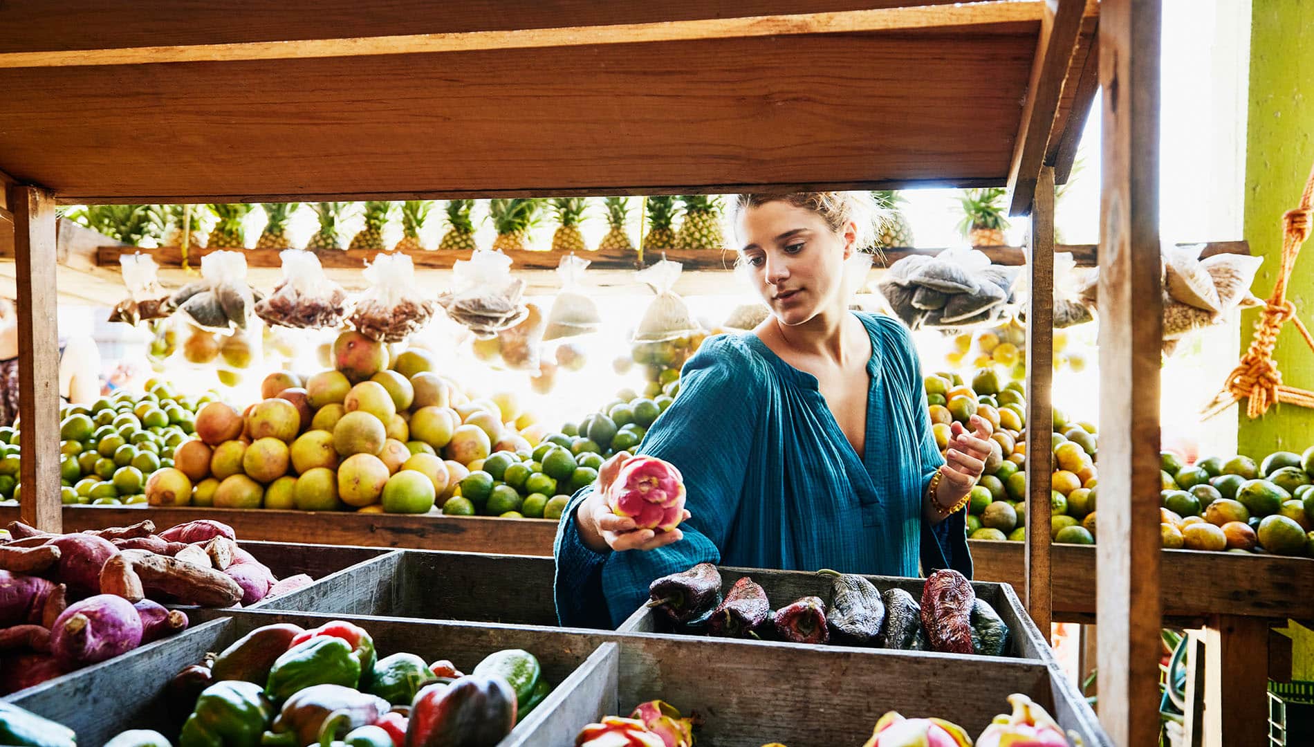 Mujer en comprando fruta en el mercado local