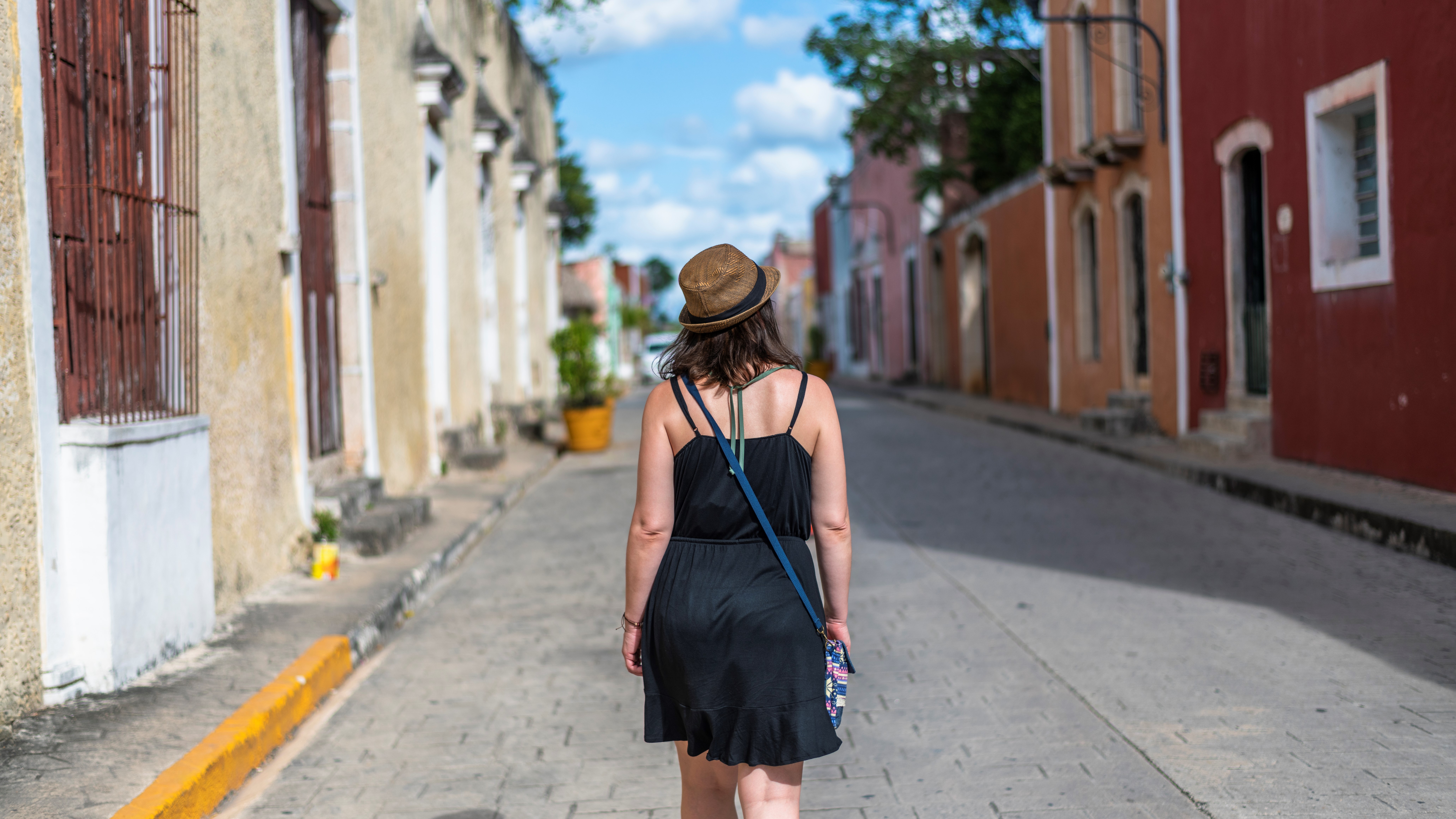 Mujer explorando las calles de Guadalajara