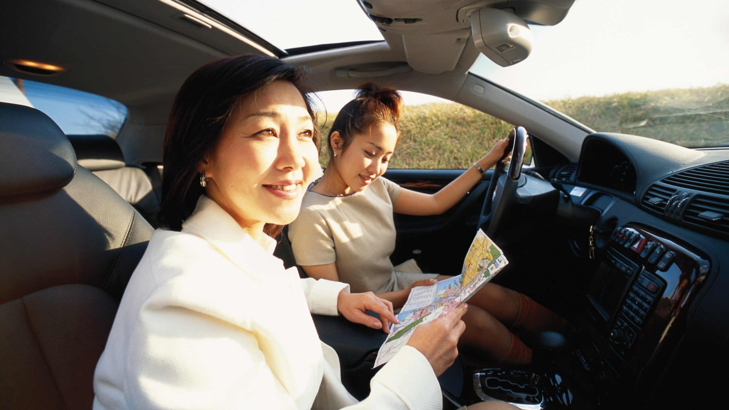 Madre e hija conduciendo