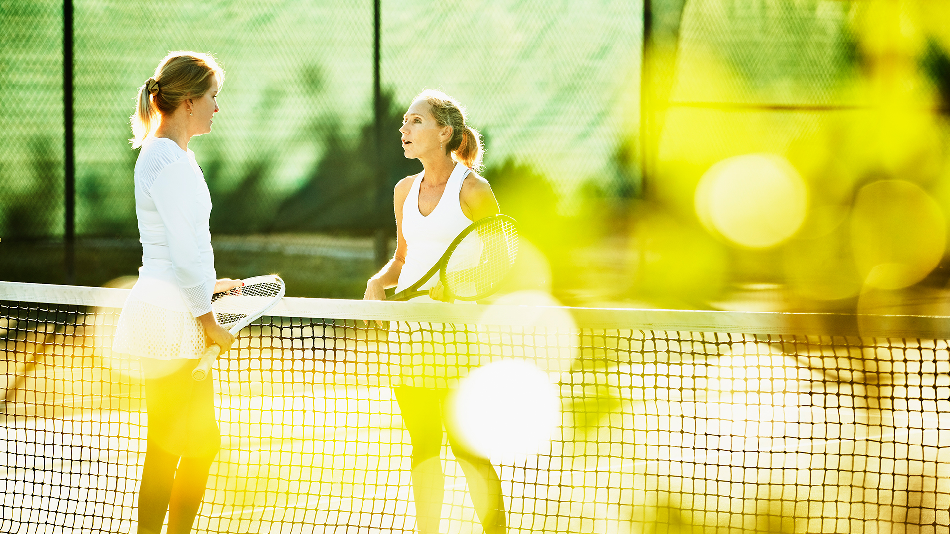 Mujeres en cancha de tenis