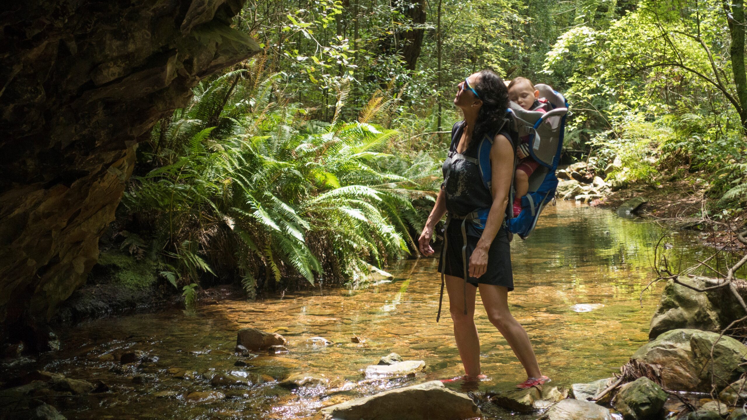 Mujer y su bebé caminando por la naturaleza