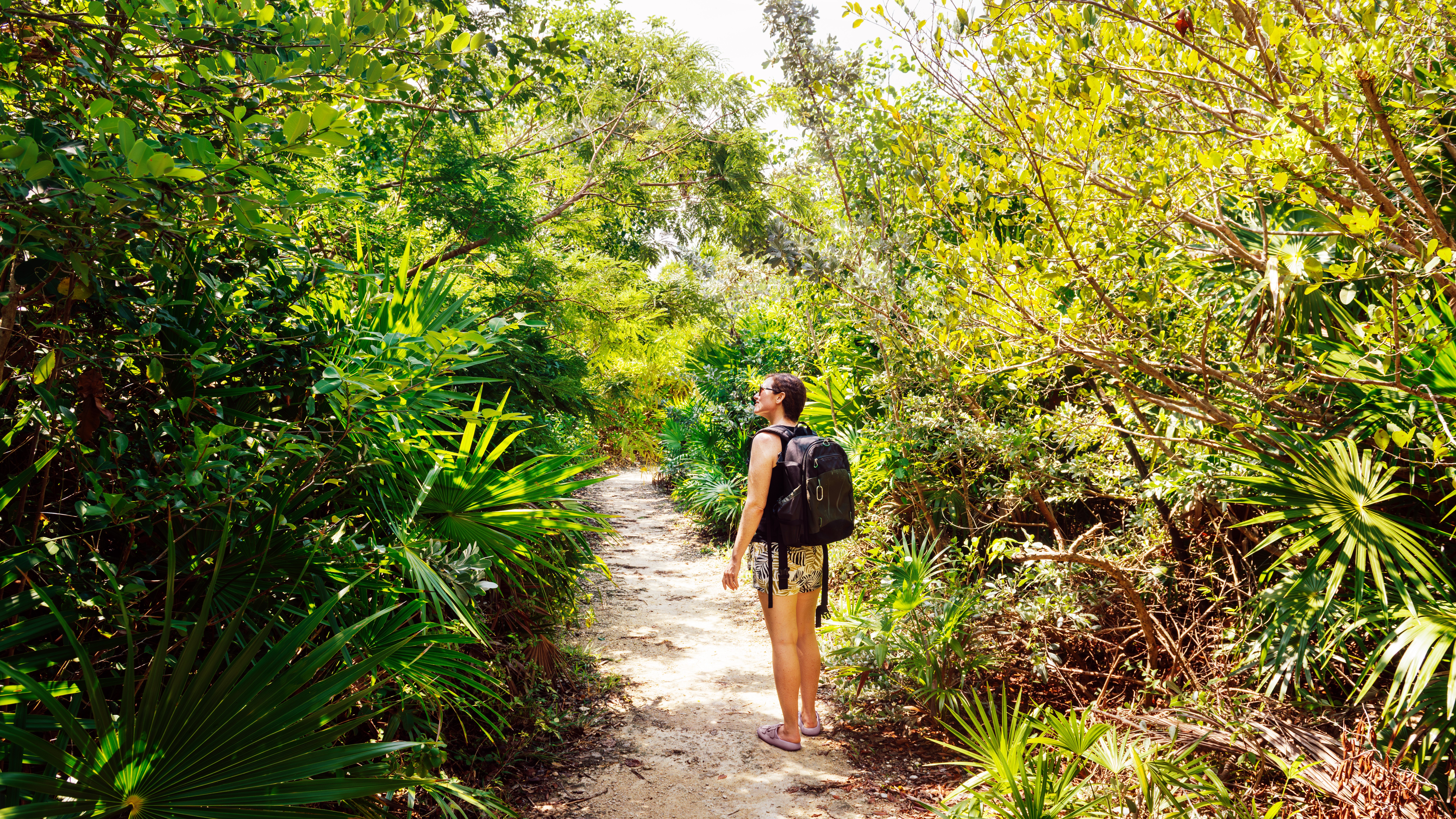 Mujer caminando entre la vegetación