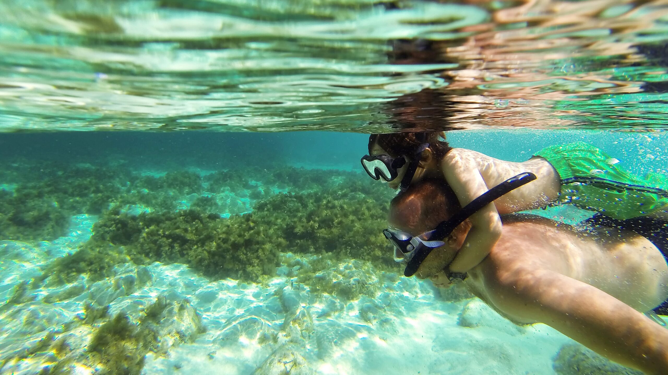 Padre e hijo haciendo snorkel