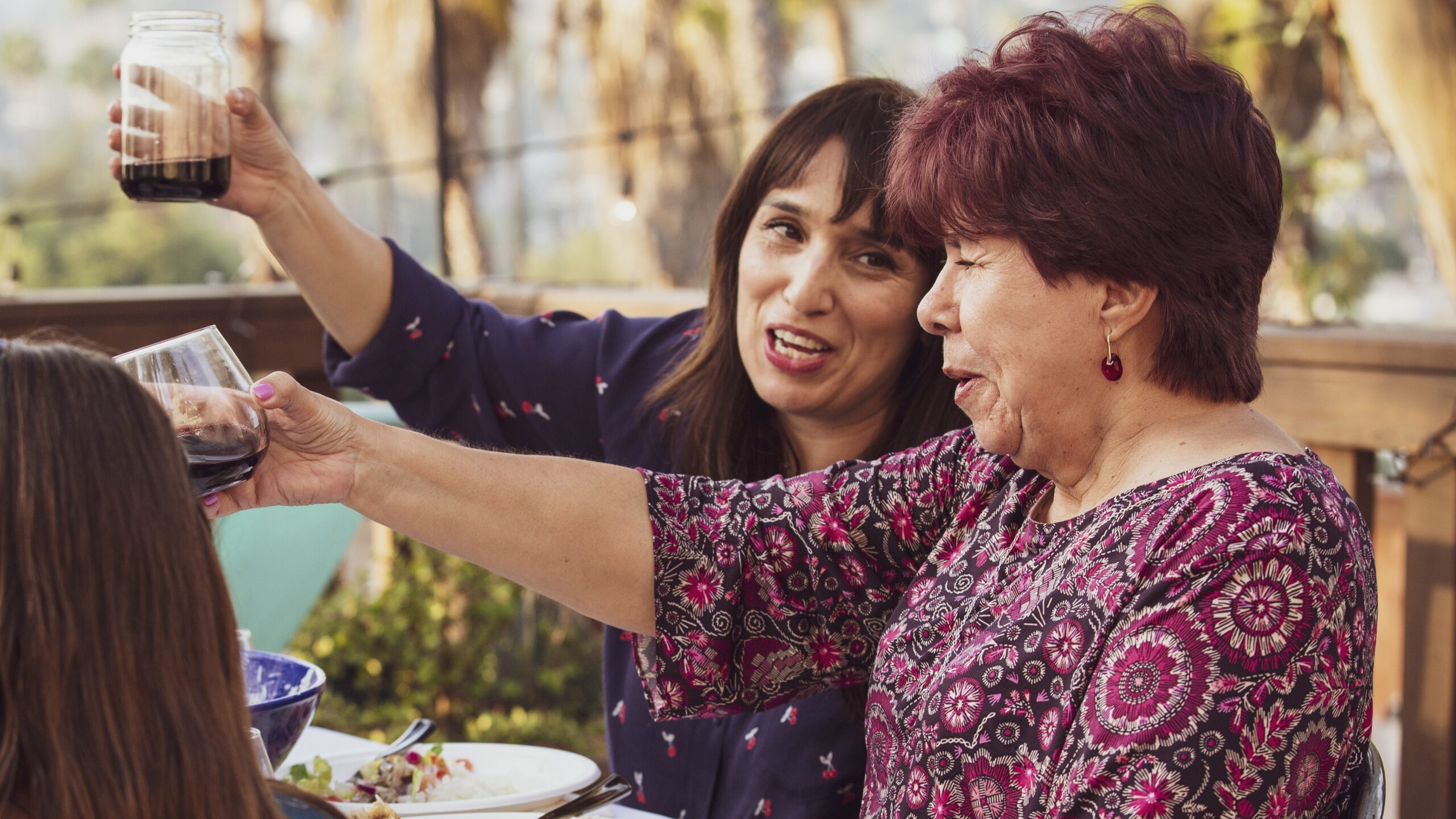 Madre e hija almorzando
