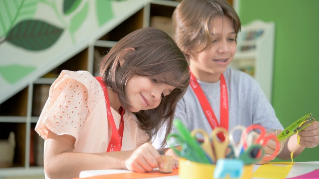 Niños haciendo manualidades