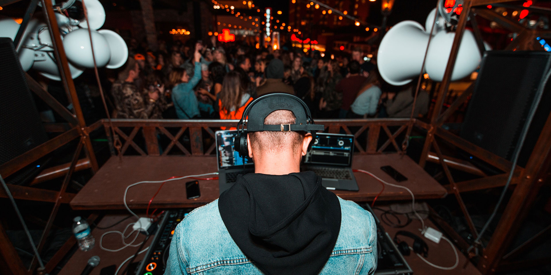 Dj en el club de Commonwealth