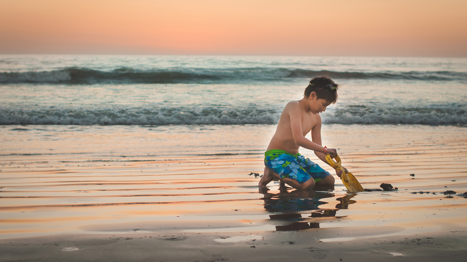 Niño jugando en la arena