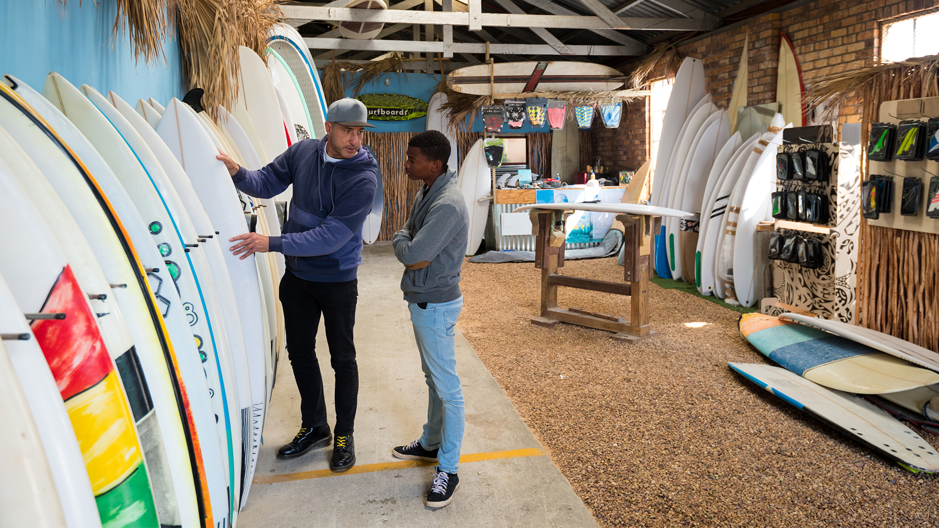 Hombres en tienda de Surf