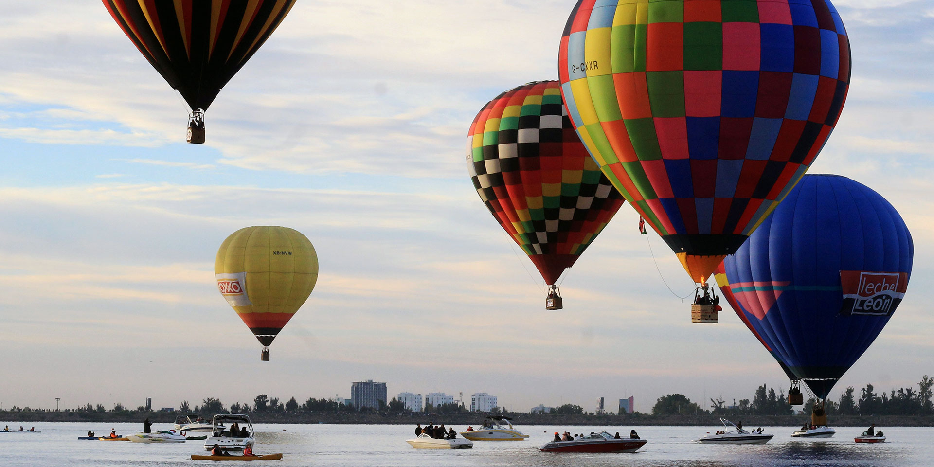 Globos aeróstaticos y lanchas en el parque Metropolitano en León