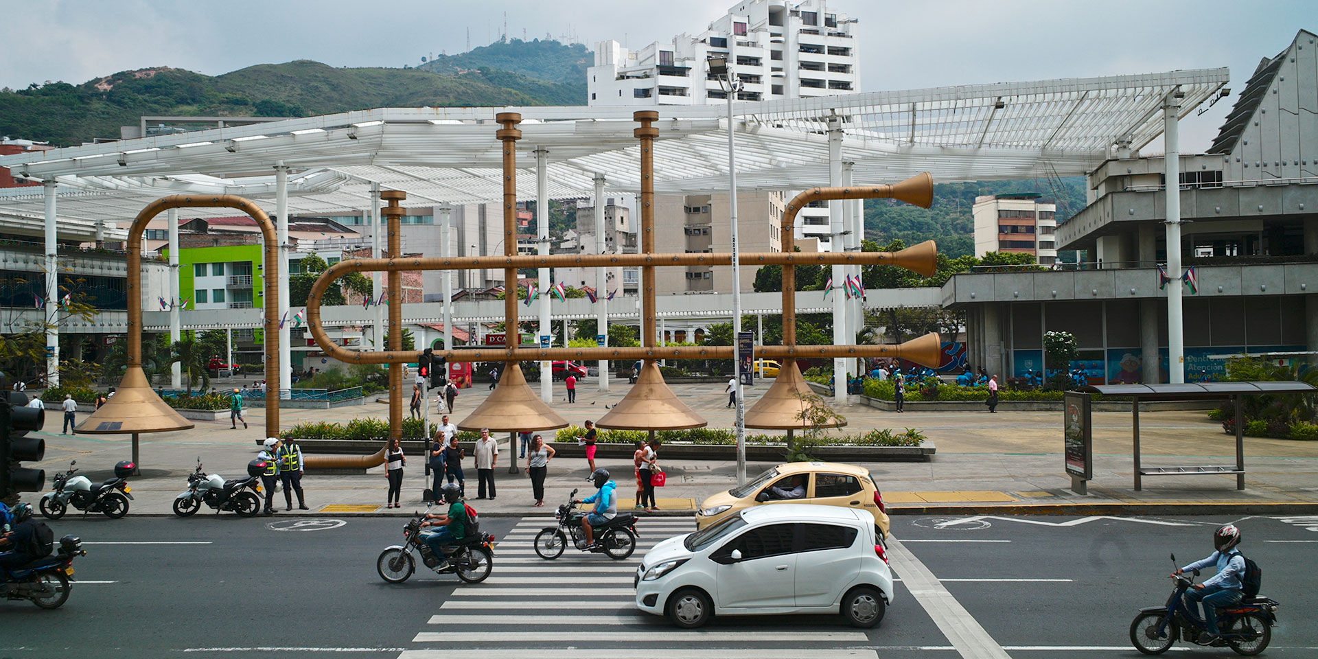 Esculturas instrumentales en las plazoletas de Cali