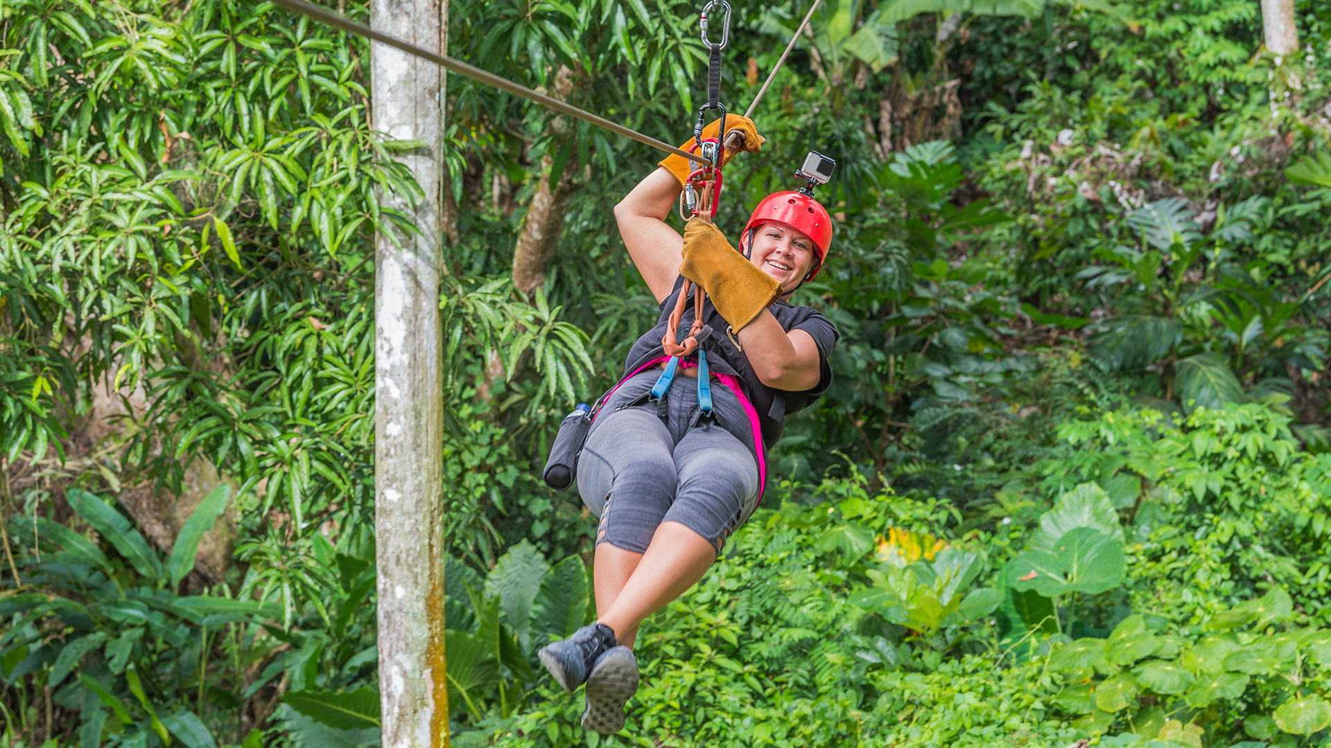 Mujer en un recorrido del zipline