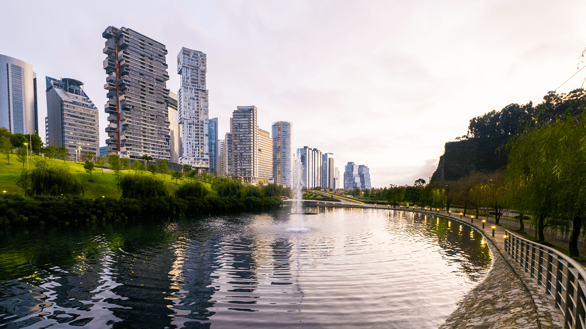 Parque La Mexicana, rodeado de edificios y árboles.