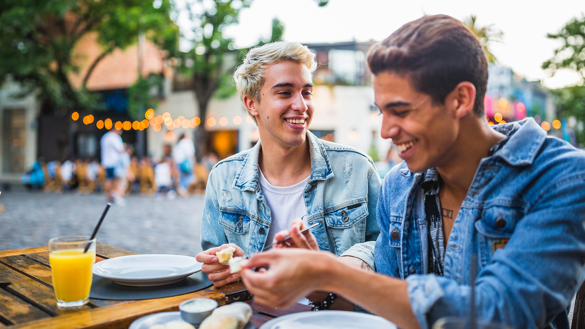 Tomando un jugo de naranja con su pareja