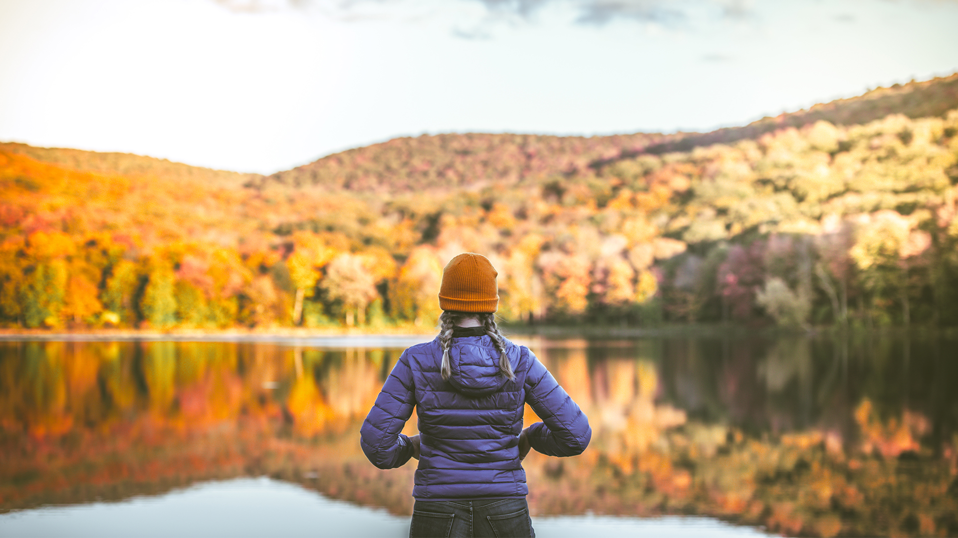Mujer viendo a la naturaleza
