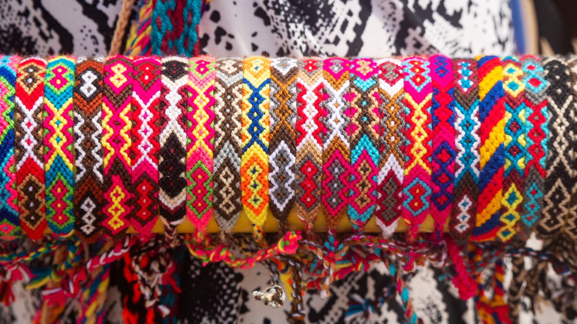 Pulseras con diseños típicos
