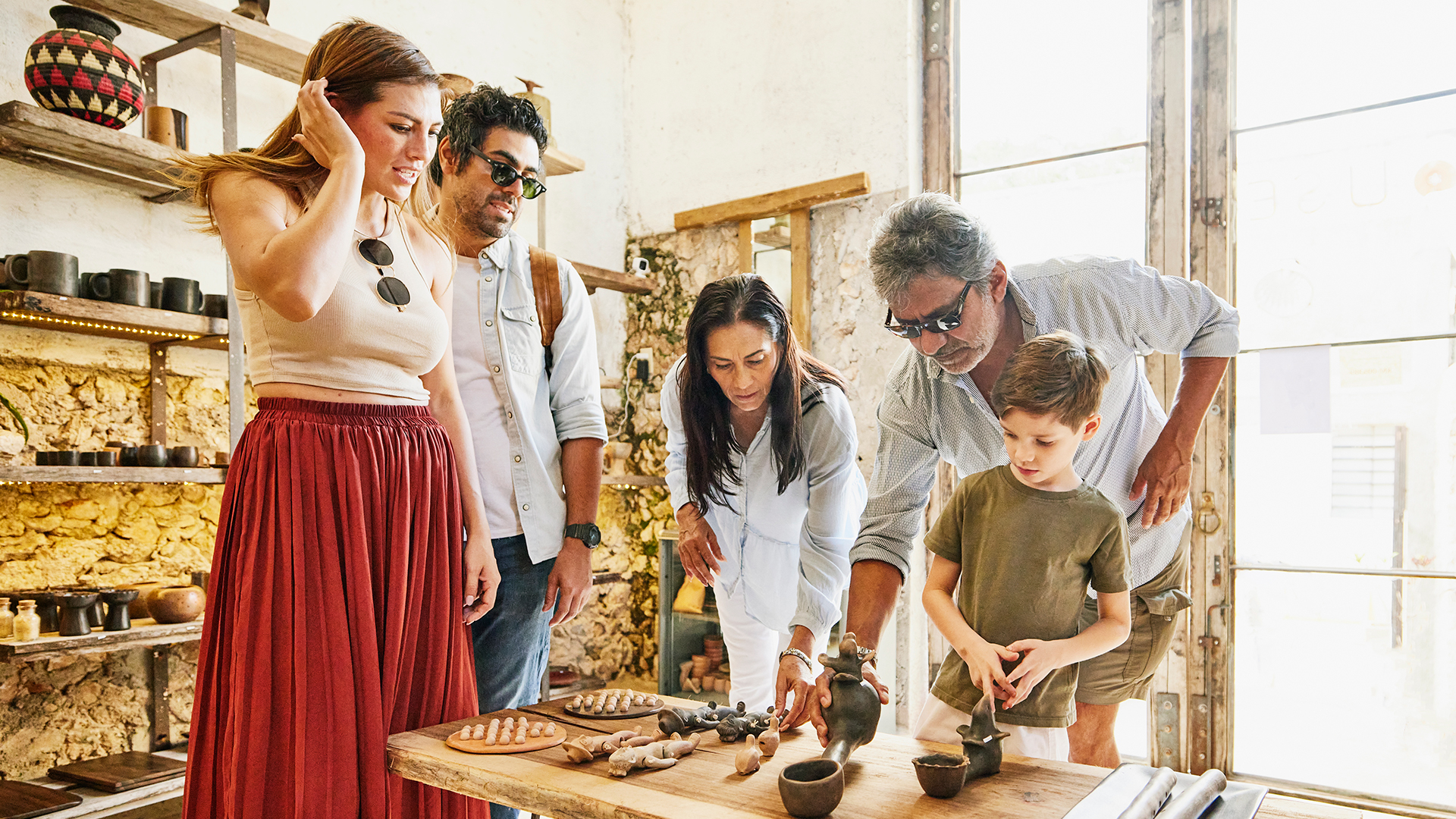 Familia comprando artesanías