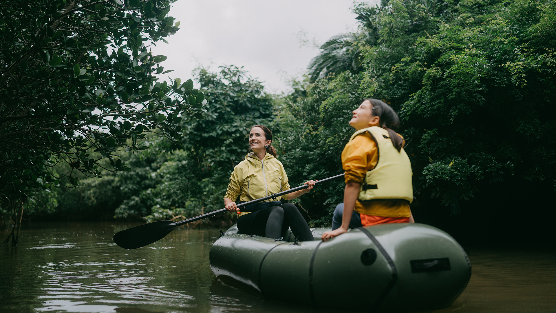 Madre e hija paseando en kayak