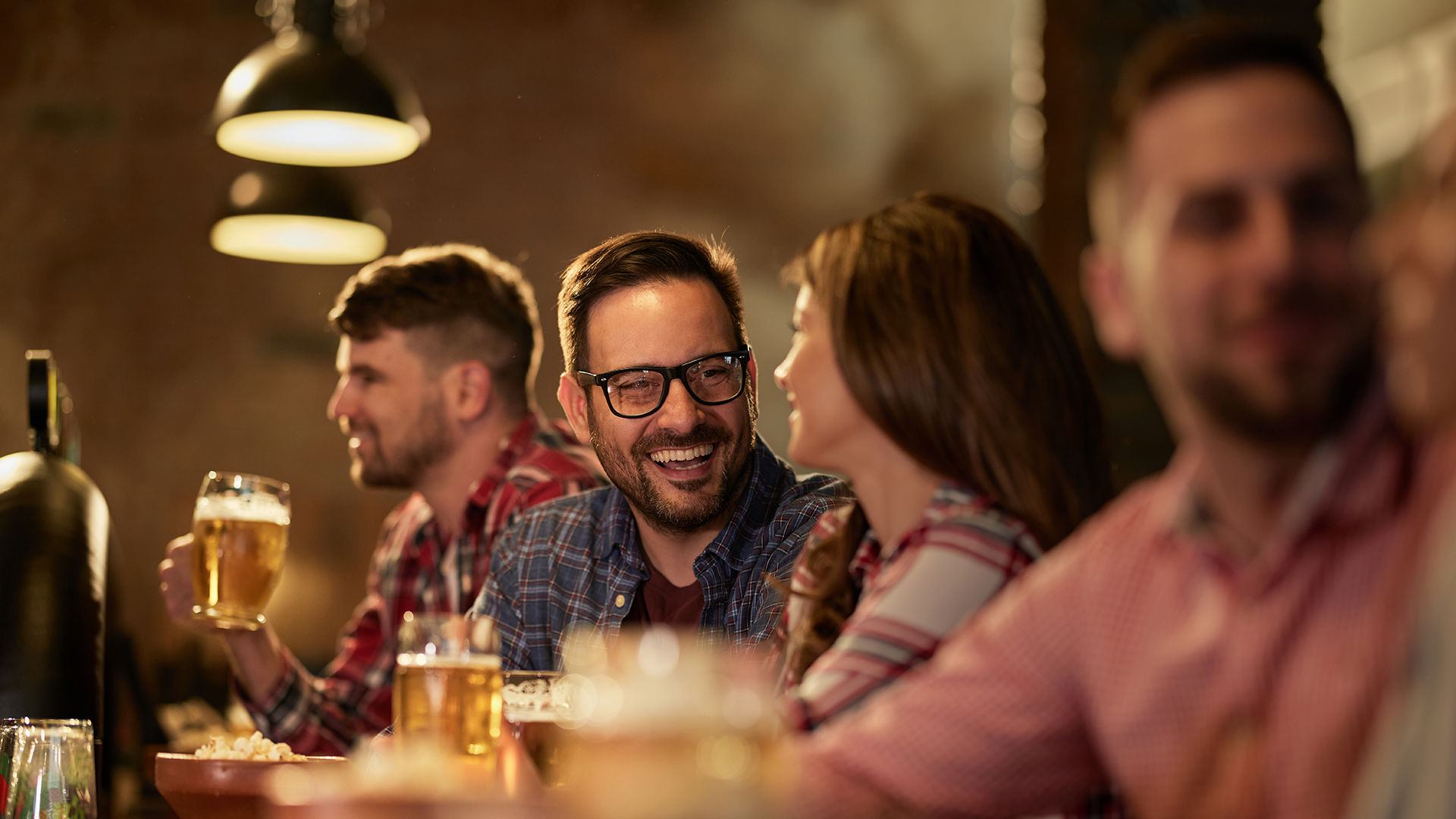 Amigos tomando cerveza