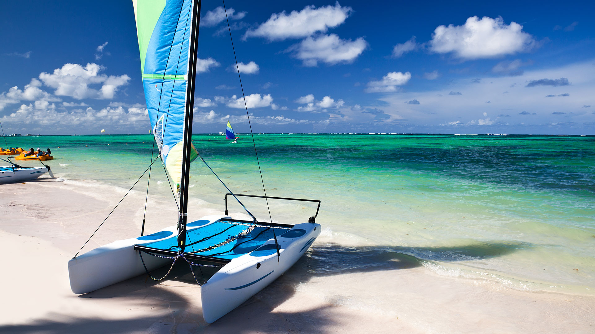 Embarcaciones en la playa de catamarán