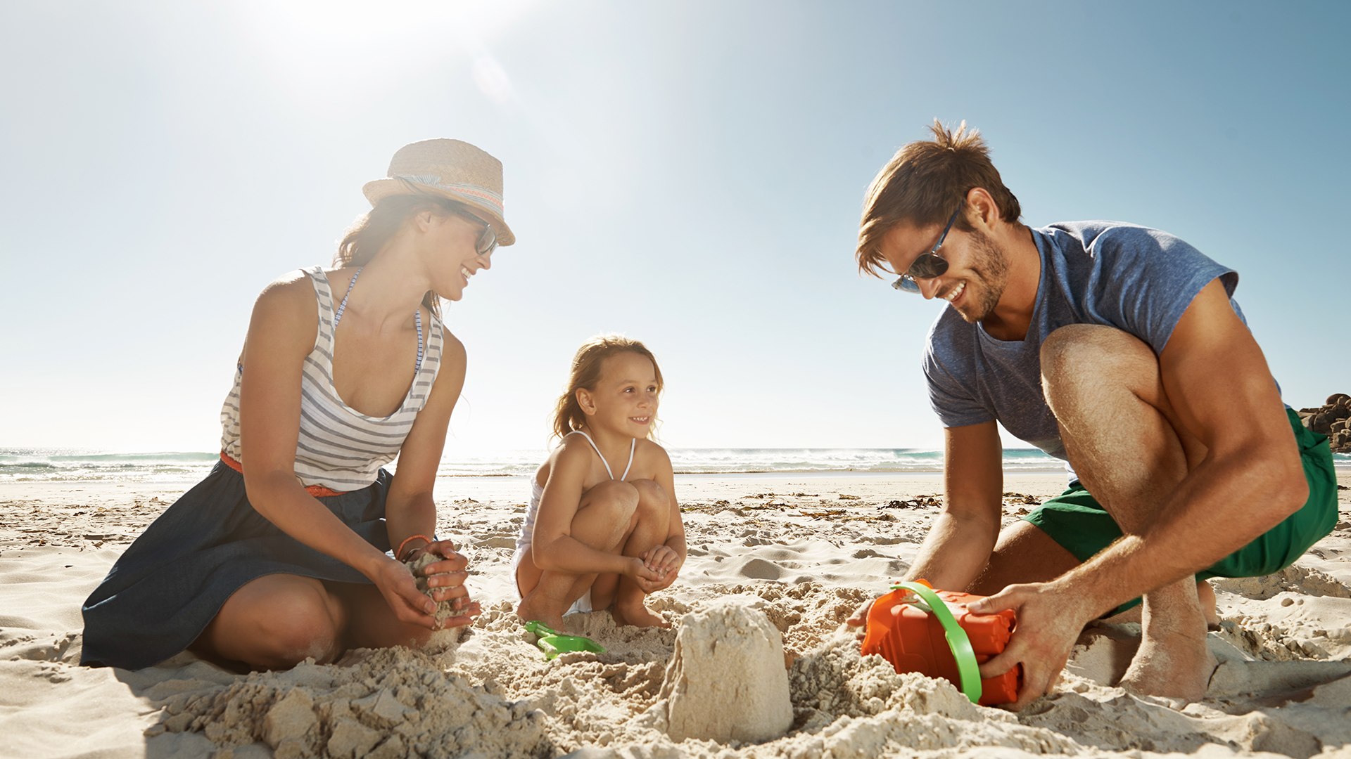 Familia construyendo un castillo de arena